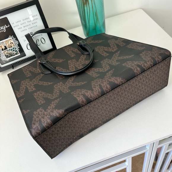 Michael Kors Tote - Picture 4 of 7